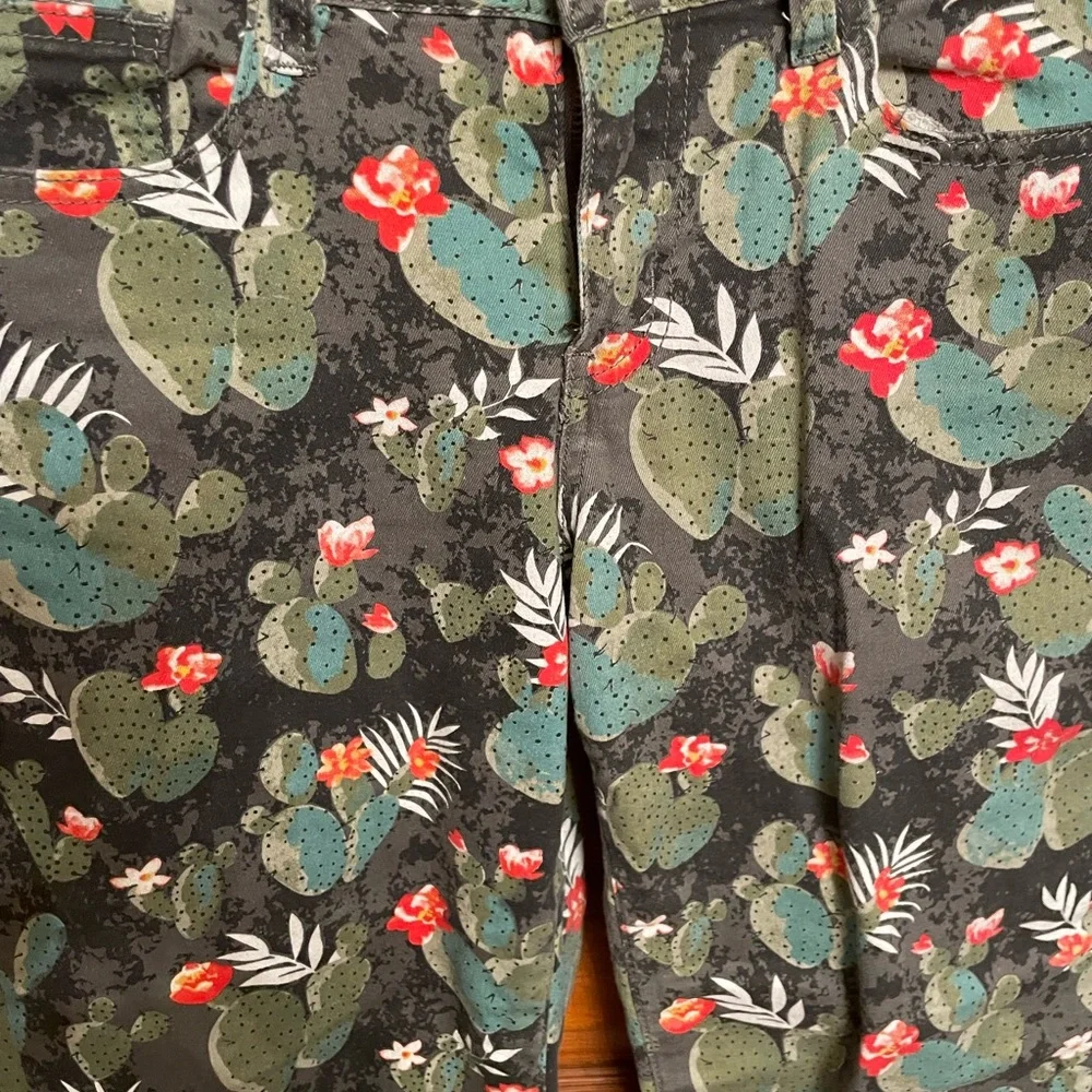L&B Women’s Black Floral Cactus Print Jeans - Picture 2 of 7